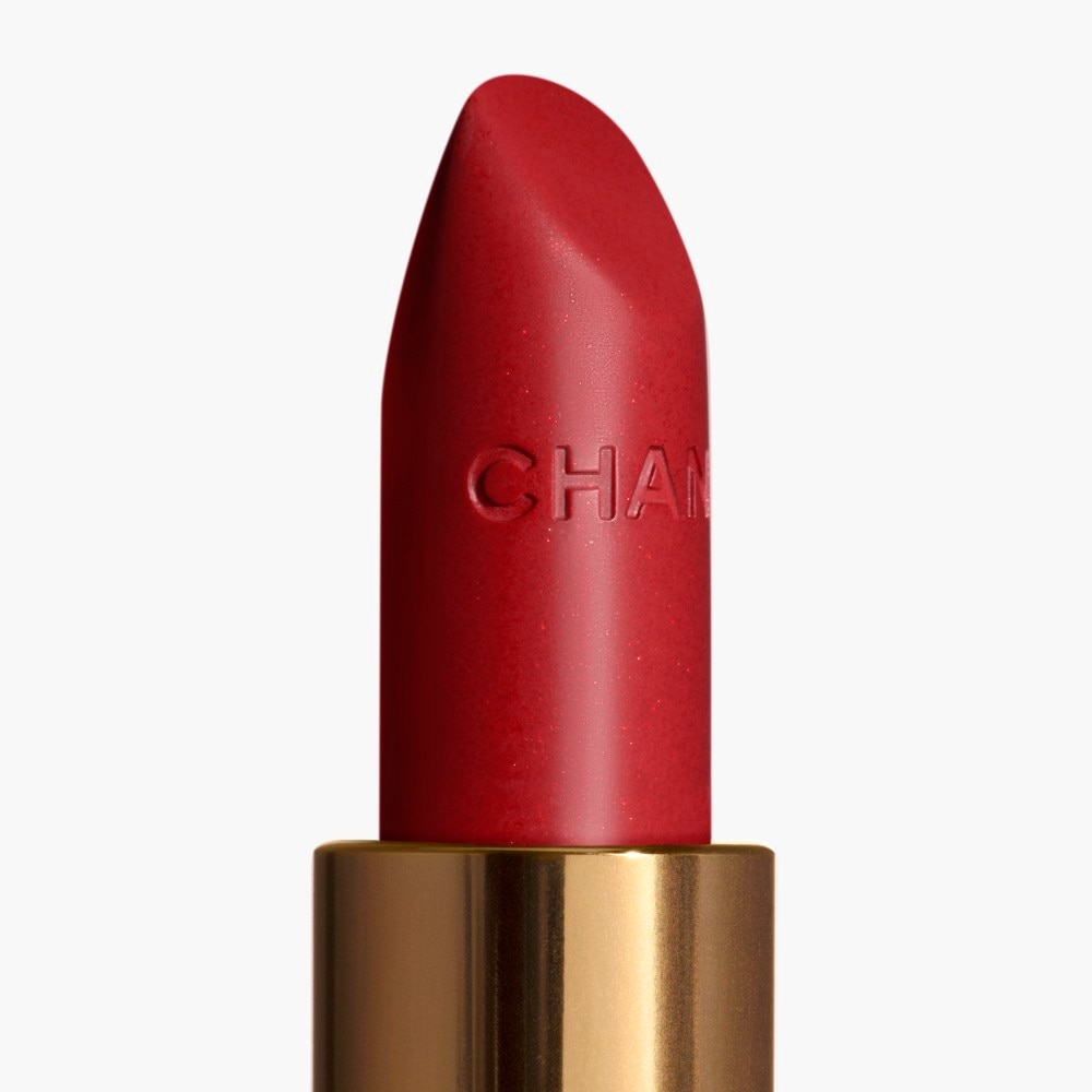 LA BARRA DE LABIOS SATINADA DE LARGA DURACI&Oacute;N, TRATAMIENTO HIDRATANTE Y ALISANTE